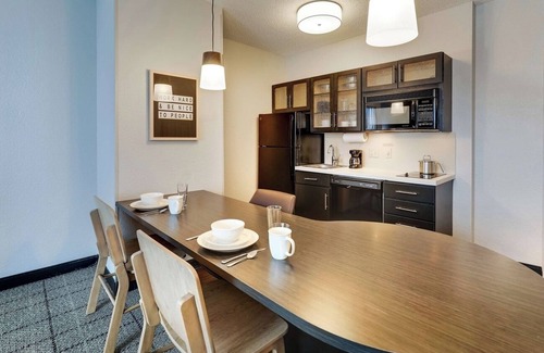 Doral Hotel | Stylish 4BR Doral Units | Gym, Pool, BBQ, Pet-Friendly, Airport Shuttle