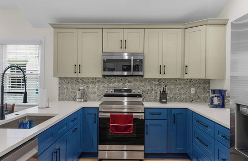 Plaza Midwood Casa | Stylish 4BR Haven Backyard and Fire Pit
