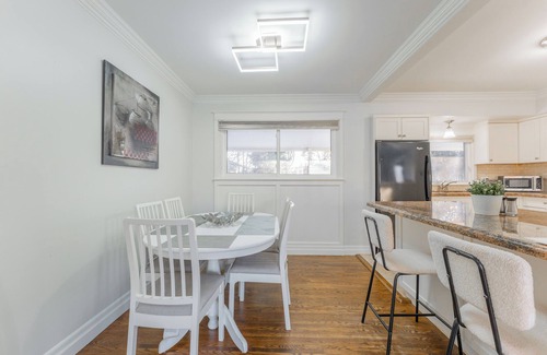Burlington Casa | Stylish 4BR Home ~ Comfort ~ Central ~ Burlington