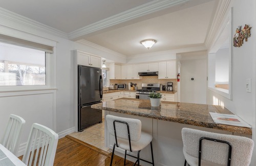 Burlington Casa | Stylish 4BR Home ~ Comfort ~ Central ~ Burlington