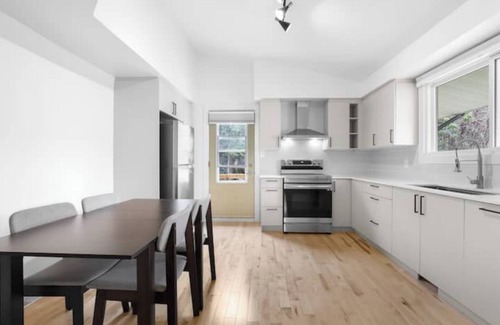 Brossard Casa | Stylish 4BR House close to DT