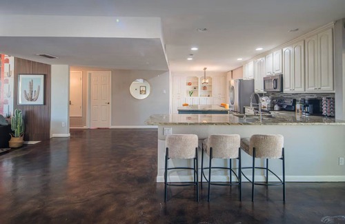 South Scottsdale Casa | Stylish 4BR Stay w/Pool, Games & Cactus Charm, 7 minutes old town Scottsdale