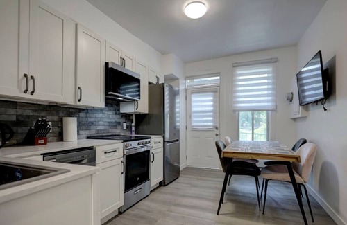 Sainte-Marie Apartamento | Stylish 4BR Unit Near Plateau & DT MTL