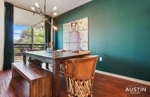 North Loop Apartamento | Stylish 4BR with Smart TV and Free Garage Parking