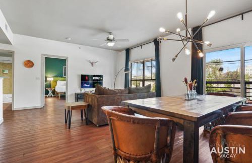 North Loop Apartamento | Stylish 4BR with Smart TV and Free Garage Parking