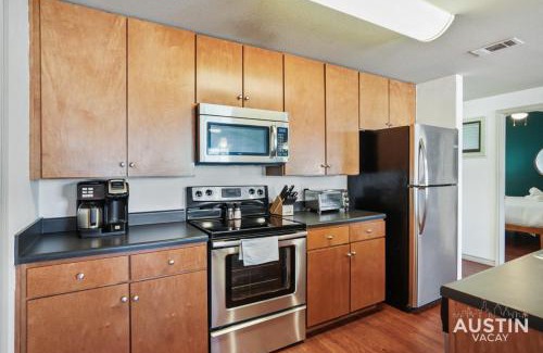 North Loop Apartamento | Stylish 4BR with Smart TV and Free Garage Parking