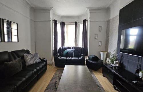 Manchester Casa | Stylish 5-bed Home With Free Parking Sleeps 12!