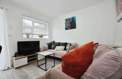 Weston on Trent Apartamento | Stylish 5 Bed House Centre Of Coventry Sleeps 12