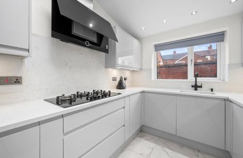Manchester Casa | Stylish 5BR with free parking and WiFi