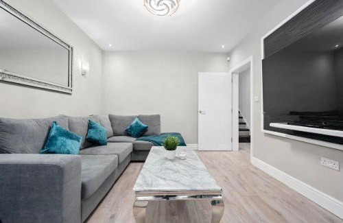 Manchester Casa | Stylish 5BR with free parking and WiFi