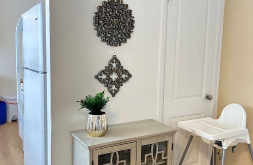 Brossard Casa | Stylish 6-BR House close to DT with free parking
