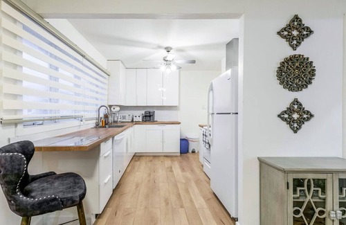 Brossard Casa | Stylish 6-BR House close to DT with free parking