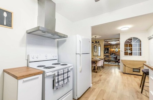 Brossard Casa | Stylish 6-BR House close to DT with free parking