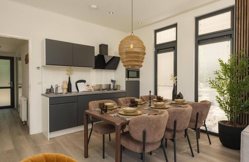 Lieren Casa | Stylish 6-person home with three bedrooms, a modern kitchen, air conditioning, and a cozy outdoor space with a luxury pergola and private hot tub. Enjoy comfort and nature in the Veluwe.