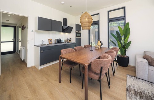 Lieren Casa | Stylish 6-person home with three bedrooms, a modern kitchen, air conditioning, and a cozy outdoor space with a luxury pergola and private hot tub. Enjoy comfort and nature in the Veluwe.