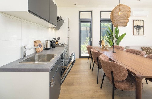 Lieren Casa | Stylish 6-person home with three bedrooms, a modern kitchen, air conditioning, and a cozy outdoor space with a luxury pergola and private hot tub. Enjoy comfort and nature in the Veluwe.