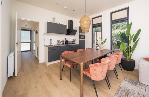 Lieren Casa | Stylish 6-person home with three bedrooms, a modern kitchen, air conditioning, a cozy outdoor space with a luxury pergola, private hot tub, and a lounge area with an outdoor fireplace. Enjoy comfort and nature in the Veluwe.