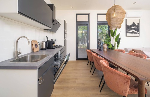 Lieren Casa | Stylish 6-person home with three bedrooms, a modern kitchen, air conditioning, a cozy outdoor space with a luxury pergola, private hot tub, and a lounge area with an outdoor fireplace. Enjoy comfort and nature in the Veluwe.