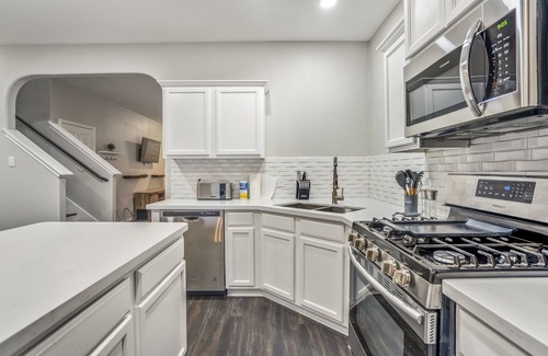 Spring Casa | Spacious 8-Guest Getaway, Chic Style + Cozy Fire Pit Nights
