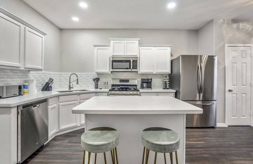 Spring Casa | Spacious 8-Guest Getaway, Chic Style + Cozy Fire Pit Nights