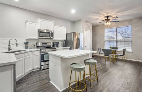 Spring Casa | Spacious 8-Guest Getaway, Chic Style + Cozy Fire Pit Nights