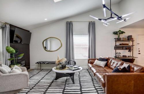 Allen Casa | Stylish Allen Home near Watters Creek Village