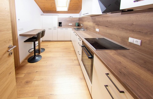 Valle San Silvestro Apartamento | Stylish alpine apartment with tiled stove, sauna & panoramic view