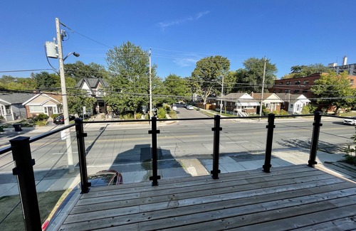 Broadview North Apartamento | Stylish and Bright 3BR Loft W/ Balcony East York!