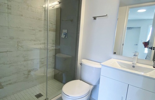 Broadview North Apartamento | Stylish and Bright 3BR Loft W/ Balcony East York!