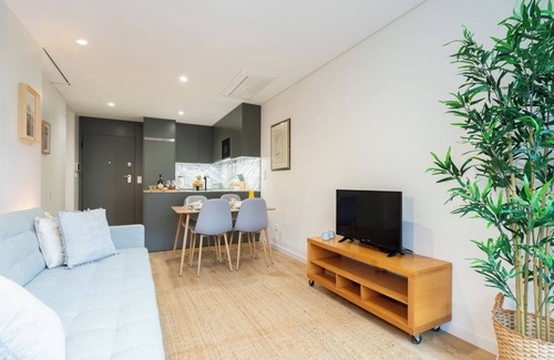 Aldoar Apartamento | Stylish and Bright Flat with Balcony by HostWise