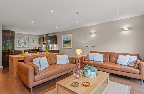 Talland Casa | Elegante y contemporáneo propiedad que admite mascotas que cuenta con estufa de leña, patio con jacuzzi