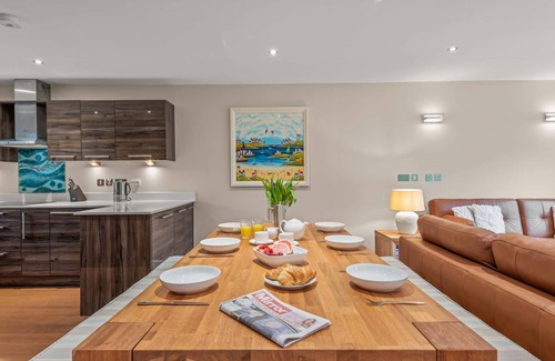 Talland Casa | Elegante y contemporáneo propiedad que admite mascotas que cuenta con estufa de leña, patio con jacuzzi