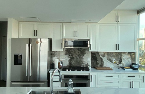 Lower Lonsdale Condominio | Stylish and Cozy Furnished Lower Lonsdale Condo-1 min from shipyard.