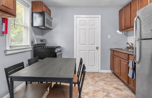 Lincoln Park Casa | Stylish and Cozy Home | Pet Friendly
