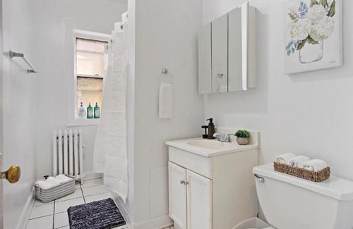 Boystown Apartamento | Stylish and Expansive 2BR Apt with Balcony - Buckingham 3