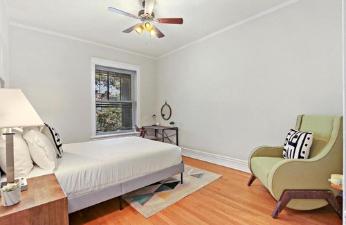 Boystown Apartamento | Stylish and Expansive 2BR Apt with Balcony - Buckingham 3