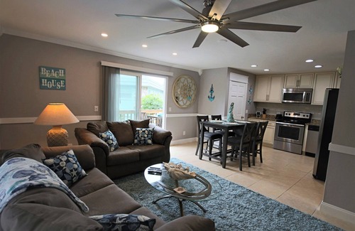 Fort Myers Beach Apartamento | ¡NUEVO! Elegante y moderno de 2 dormitorios y 2 baños. A solo 1 cuadra de la playa!