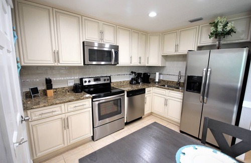 Fort Myers Beach Apartamento | ¡NUEVO! Elegante y moderno de 2 dormitorios y 2 baños. A solo 1 cuadra de la playa!