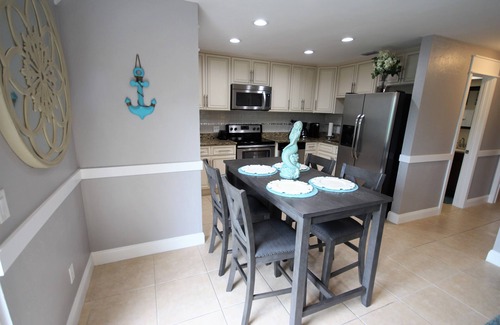 Fort Myers Beach Apartamento | ¡NUEVO! Elegante y moderno de 2 dormitorios y 2 baños. A solo 1 cuadra de la playa!