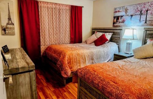 Trailer Estates Apartamento | Stylish and Modern Shorewalk condo close to top beaches, heated pools, hot tub, IMG Academy, dining