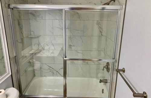 Trailer Estates Apartamento | Stylish and Modern Shorewalk condo close to top beaches, heated pools, hot tub, IMG Academy, dining
