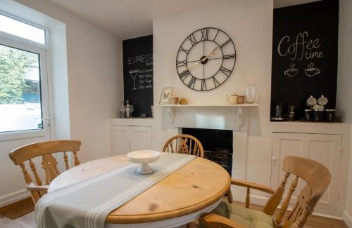 Liverton Casa | Stylish and Modern Town Centre End-of Terrace Home