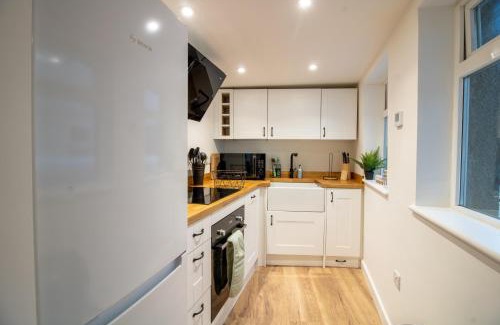 Liverton Casa | Stylish and Modern Town Centre End-of Terrace Home
