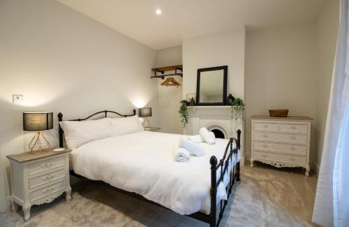 Liverton Casa | Stylish and Modern Town Centre End-of Terrace Home