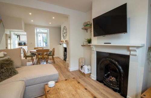 Liverton Casa | Stylish and Modern Town Centre End-of Terrace Home