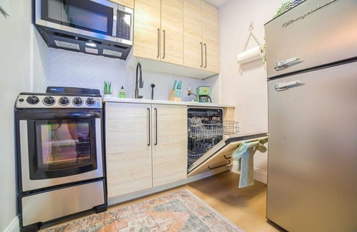 Downtown Orlando Casa | Stylish and Private 1 Bedroom 1 Bath with Large Fenced Yard, Hot Tub, Downtown