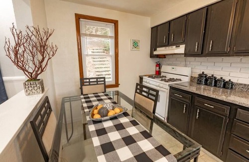 Pittsburgh Apartamento | Stylish and Refined with Easy City Access