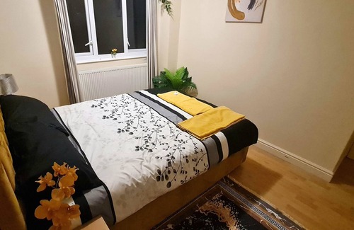 Sutton Casa | Stylish and Spacious Dream Double Bedroom