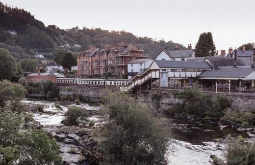 Llangollen Casa | Stylish and spacious four-bedroom cottage by the river Eco-friendly hot tub, cozy open fireplace Beautiful view