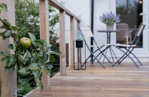 Llangollen Casa | Stylish and spacious four-bedroom cottage by the river Eco-friendly hot tub, cozy open fireplace Beautiful view